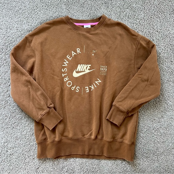 Nike oversized crewneck sweatshirt in camel brown with graphic - Picture 1 of 2